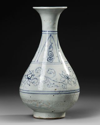 CHINESE BLUE AND WHITE YUHUCHUNPING VASE, YUAN DYNASTY OR LATER. A graceful Yuhuchunping vase 