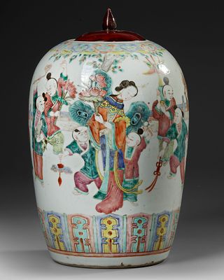 CHINESE FAMILLE ROSE JAR WITH WOODEN COVER, 19TH CENTURY. Porcelain jar, decorated with elegant 