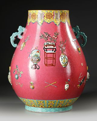 CHINESE FAMILLE ROSE JAR, 19TH/ 20TH CENTURY. An impressive Chinese Famille Rose porcelain jar 