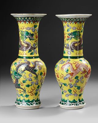A PAIR OF CHINESE FAMILLE VERTE VASES – 19TH CENTURY. An elegant pair of Chinese porcelain vases 