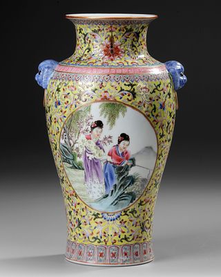 A CHINESE FAMILLE ROSE VASE – 20TH CENTURY. A finely painted Chinese famille rose porcelain vase 