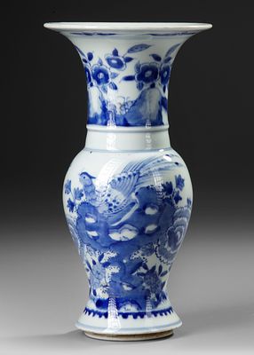 A CHINESE BLUE AND WHITE VASE – 19TH CENTURY. An elegant Chinese blue and white porcelain vase 