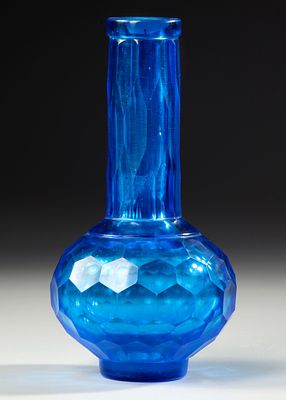 CHINESE BLUE PEKING GLASS VASE, 20TH CENTURY. A finely crafted Peking glass vase of rich 