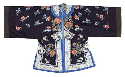 A CHINESE EMBROIDERED SILK ROBE – 19TH CENTURY. An elegant Chinese woman’s silk robe, finely 