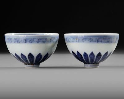 PAIR OF CHINESE BLUE AND WHITE ‘LOTUS’ BOWLS, MING-STYLE, 20TH CENTURY. A finely painted pair of 