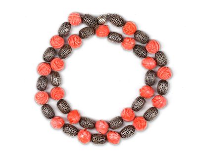 A SILVER NECKLACE, YEMEN, 20TH CENTURY. Composed of alternating filigree silver beads and carved 