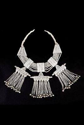 A SILVER NECKLACE, SAUDI ARABIA, 19TH CENTURY. Featuring multiple strands of fine beads 