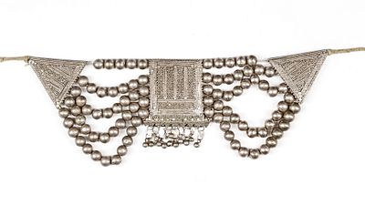 AN ISLAMIC SILVER NECKLACE, SAUDI ARABIA, 19TH CENTURY. Designed with large spherical beads 
