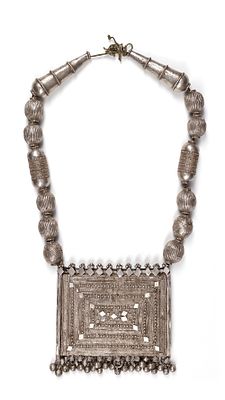 AN ISLAMIC SILVER NECKLACE, YEMEN, 19TH CENTURY. Featuring large ribbed beads and a prominent 