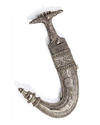 A SILVER YEMENI DAGGER, EARLY 20TH CENTURY. A traditional Yemeni dagger (janbiya) with a finely 