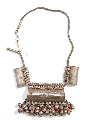 A SILVER NECKLACE, YEMEN, 19TH CENTURY. Featuring an amulet case with fine engraved patterns 