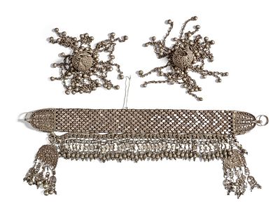 YEMENI SILVER SET OF EARRINGS AND NECKLACE, 19TH CENTURY. With intricate woven patterns 