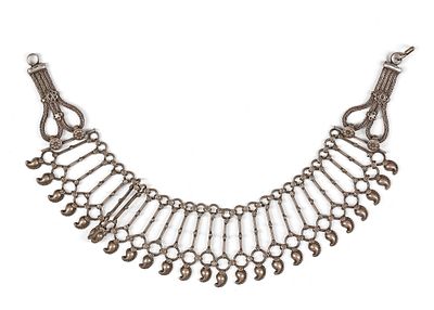 AN ISLAMIC SILVER NECKLACE, YEMEN, 19TH CENTURY. Composed of linked tubular and circular 