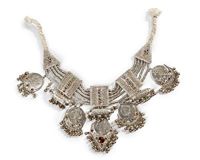 A SILVER NECKLACE, SAUDI ARABIA, EARLY 20TH CENTURY. Featuring elaborate filigree panels 