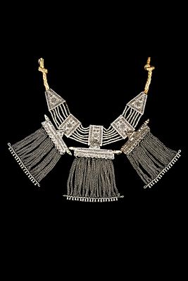 AN ISLAMIC SILVER NECKLACE, SAUDI ARABIA, 19TH CENTURY. Featuring finely detailed filigree 