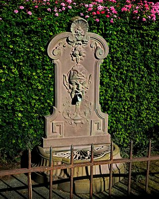 A CONTINENTAL CAST IRON WALL FOUNTAIN, LATE 20TH CENTURY, AFTER THE MANNER OF VAL D’OSNE. The 