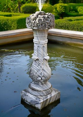 A CARVED GREY AND WHITE VARIEGATED MARBLE FOUNTAIN, 19TH CENTURY. Height 98 cm. Width 32,5 cm. 