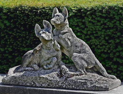 A SCULPTED LIMESTONE GROUP OF TWO DOGS, EARLY 20TH CENTURY, INSCRIBED TH. CARTIER (FRENCH 1879-1943)