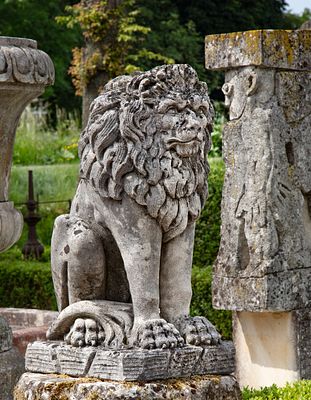 A SCULPTED LIMESTONE MODEL OF A SEATED LION, FIRST QUARTER 20TH CENTURY. The beast modelled 