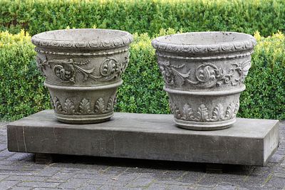 A PAIR OF COMPOSITION STONE GARDEN URNS IN LATE 18TH CENTURY TASTE, SECOND HALF 20TH CENTURY. Eac 