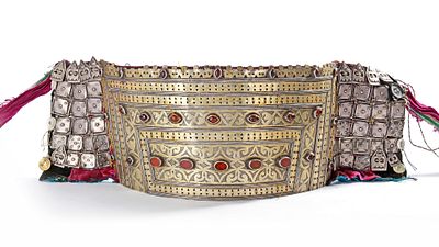 A SILVER HEADDRESS, TURKMENISTAN, 19TH CENTURY. Richly decorated with engraved patterns 