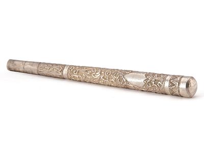 A CHINESE SILVER HANDLE, 19TH CENTURY. Finely decorated with engraved floral and foliate designs 