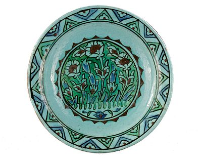 AN OTTOMAN IZNIK POTTERY PLATE, 17TH CENTURY. A finely painted Iznik ceramic plate from the 17th 