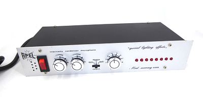 יחידת אפקטים מיוחדים לתאורה בשם "APEL Mod. Memory 8008" עם כניסת מיקרופון פנימית. היחידה מיועדת 
