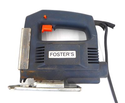 מסור אנכי (ג'יגסו) של חברת Foster's. 
שימושים עיקריים: המסור האנכי משמש לחיתוך מדויק של חומרים 