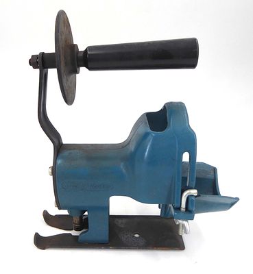 מסור אנכי (Jig Saw) של חברת Black & Decker, מדגם D986. 
הדגם הספציפי בתמונה הוא ככל הנראה גרסה 