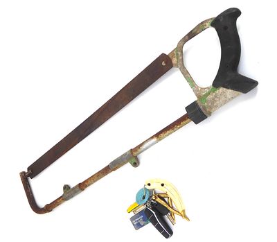 מסורית בשר/עצמות (hacksaw/butcher saw) חלודה, ככל הנראה מדגם ישן של Disston & Sons.
מסורים אלו 