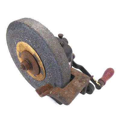 משחזת ספסל ידנית ישנה של Metabo. משחזת ידנית (hand-cranked grinder). זהו כלי המשמש לחידוד 