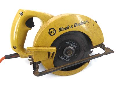 מסור עגול חוטי תוצרת Black & Decker. מדגם 7308. 
המסור מתאים לניסור עץ, מתכת ופלסטיק. הוא נחשב 