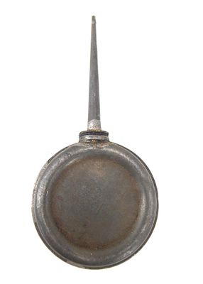 משמנת קטנה ועתיקה עשויה פח, מידות 11X5.5 ס"מ.