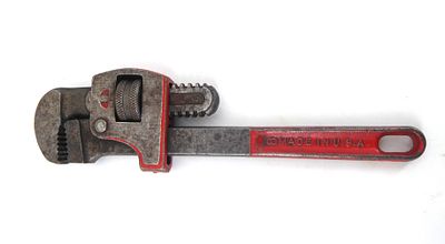 מפתח צינורות מתכוונן מדגם Improved Stillson No. 8.
זהו כלי עבודה וינטג'י תוצרת ארה"ב. מפתח 