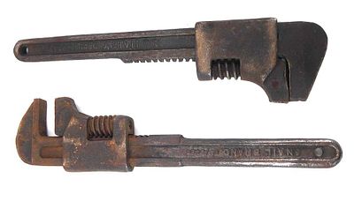 לוט 1.מפתח צינורות, הידוע גם כמפתח סטילסון (Stillson wrench). 
מפתח סטילסון הומצא בשנת 1869 על 