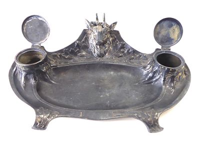 קסת דיו גדולת מימדים עתיקה ומפוארת ממתכת מעוטרת בפיסלון של אייל הצפון רוחב 34 ס"מ אורך 20 ס"מ 