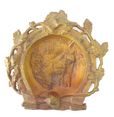 תבליט ברונזה ויקטוריאני מהמאה ה19 מאסיבי בדמות סוס ופרטי רכיבה עיטורי תבליט של פרחים בהיקפו 