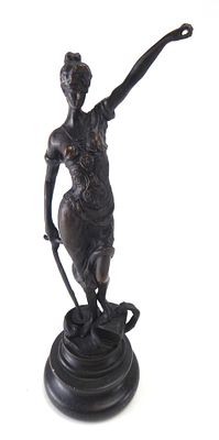 פסל ברונזה עתיק ואיכותי בדמות אלת הצדק גובה 24 ס"מ קוטר בסיס 7 ס"מ( חסר במאזניים אותם היתה 