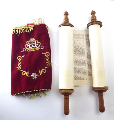 ספר תורה מפואר עם כיסוי בד רקום מגולגל על עץ חיים גובה 35 ס"מ מצב מצויין