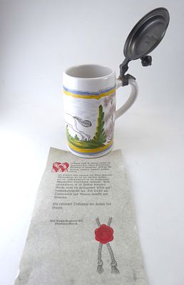 גביע בירה וינטג' גרמני גדול מפורצלן עם מכסה פיוטר מעוטר בציור יד של סוס דוהר גובה 23 ס"מ קוטר 