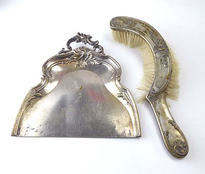 יעה ומברשת ארט נובו מעוטרים בתבליטים מידות היעה 22X17 ס"מ מידות המברשת אורך 31 ס"מ עם עיטורי 