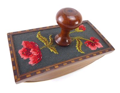 סופג דיו עתיק ידית וגוף מעץ מעוטר בעבודת ריקמה רוחב 16 ס"מ גובה 11 ס"מ