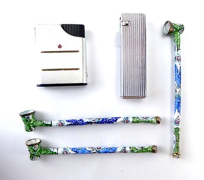 לוט 3 מקטרות פרסיות מיניאטוריות בעבודת יד עם ציורי אמייל 
אורך 11 ס"מ 2. זוג מציתים וינטג' מצב 