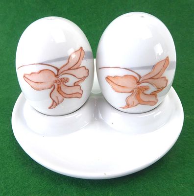 זוג מלחיות פולניות מפורצלן וינטג' גובה 6 ס"מ קוטר המגש 12 ס"מ חתומות במצב שלם