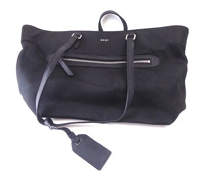 DKNY תיק כתף אופנתי מבית דונה קארן ניו יורק רוחב 37 ס"מ גובה 25 ס"מ צבע שחור סגירת רוכסן לוגו 