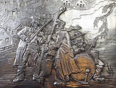 תבליט כסף אלקטרופורמינג גדול מידות 26X20 ס"מ קלייזמרים על רקע בתי צפת עבודת אמן