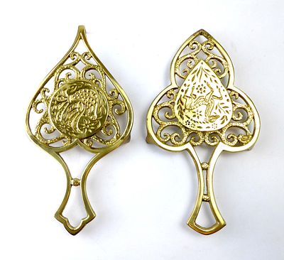 לוט זוג משטחי ברונזה ישראליאנה לכלים חמים וינטג' מידות 23X12 ס"מ חתומים חן חולון במצב כמו חדש