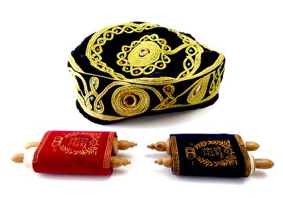 לוט 1. כיפה בוכרית מפוארת עבודת ריקמה חוטי כסף וזהב קוטר 24 ס"מ 2. זוג ספרי תורה מיניאטוריים 