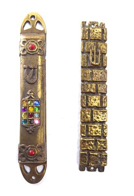 זוג מזוזות ברונזה וינטג' מעוטרים בתבליטים ושיבוצים אורך 18 ס"מ